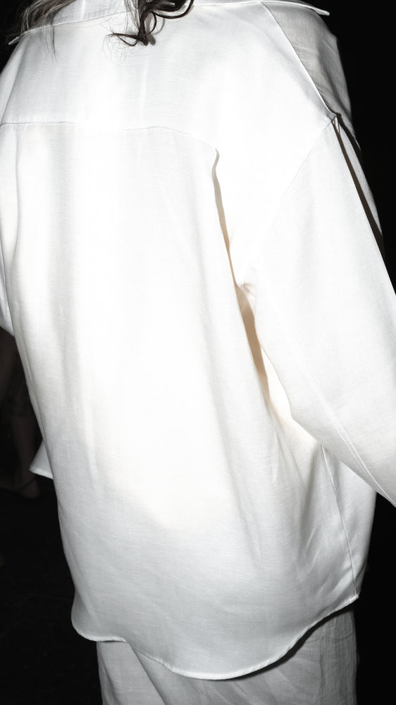 
                  
                    Load image into Gallery viewer, Oversize Shirt / Unisex / White
                  
                