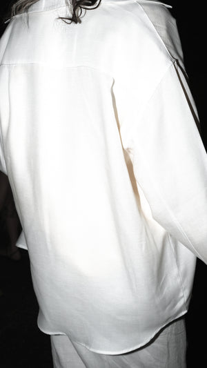 
                  
                    Load image into Gallery viewer, Oversize Shirt / Unisex / White
                  
                